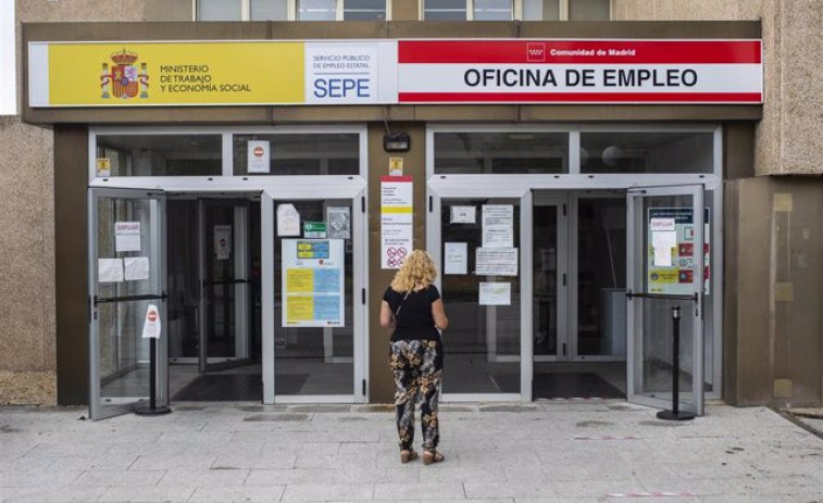 El paro registra su primera caída mensual en un mes de octubre en 46 años, con 734 desempleados menos