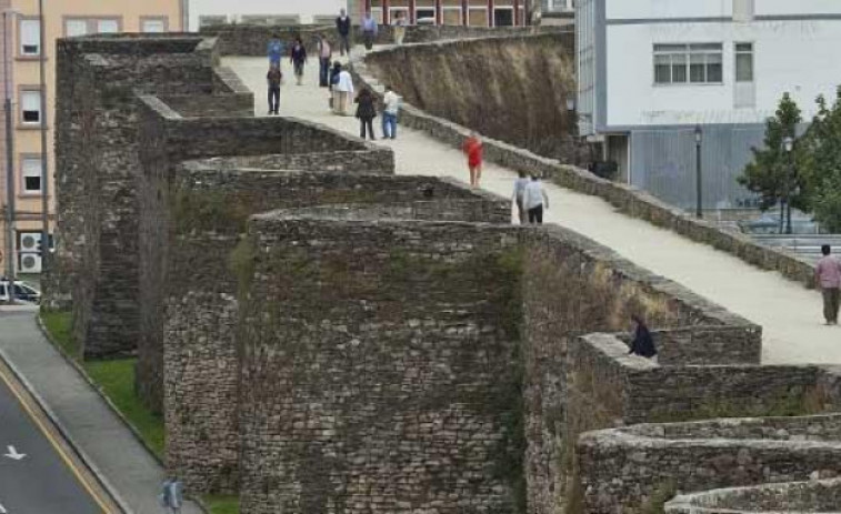 Detenido por tirar de la Muralla de Lugo a una mujer, a la que abandonó con heridas