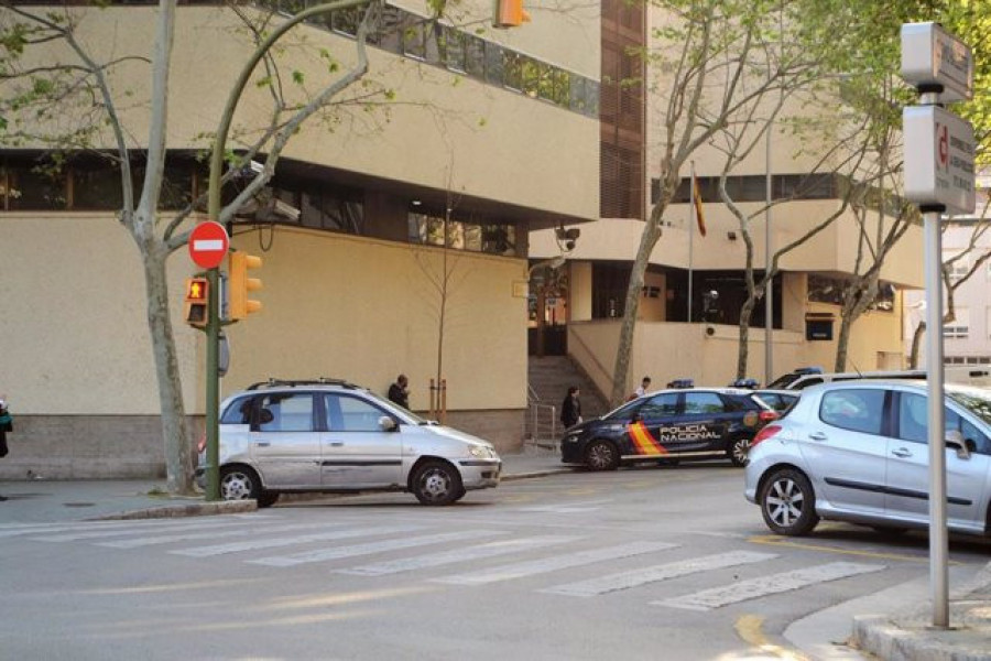 Ascienden a 12 los pasajeros detenidos del avión que aterrizó de emergencia en el aeropuerto de Palma