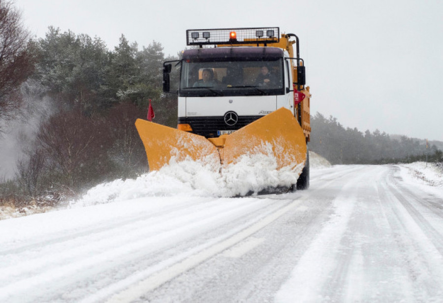 Cien quitanieves atenderán 2.500 km de carreteras este invierno en Galicia