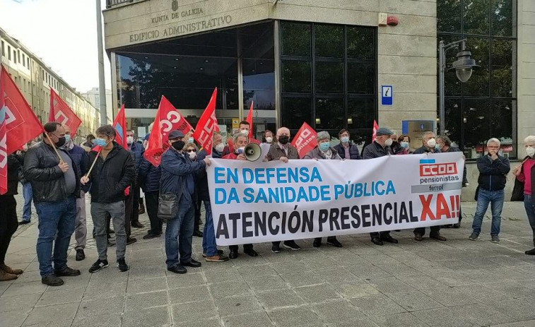 Medio centenar de vecinos de Ferrol exigen ante la Xunta una mejora en la Atención Primaria