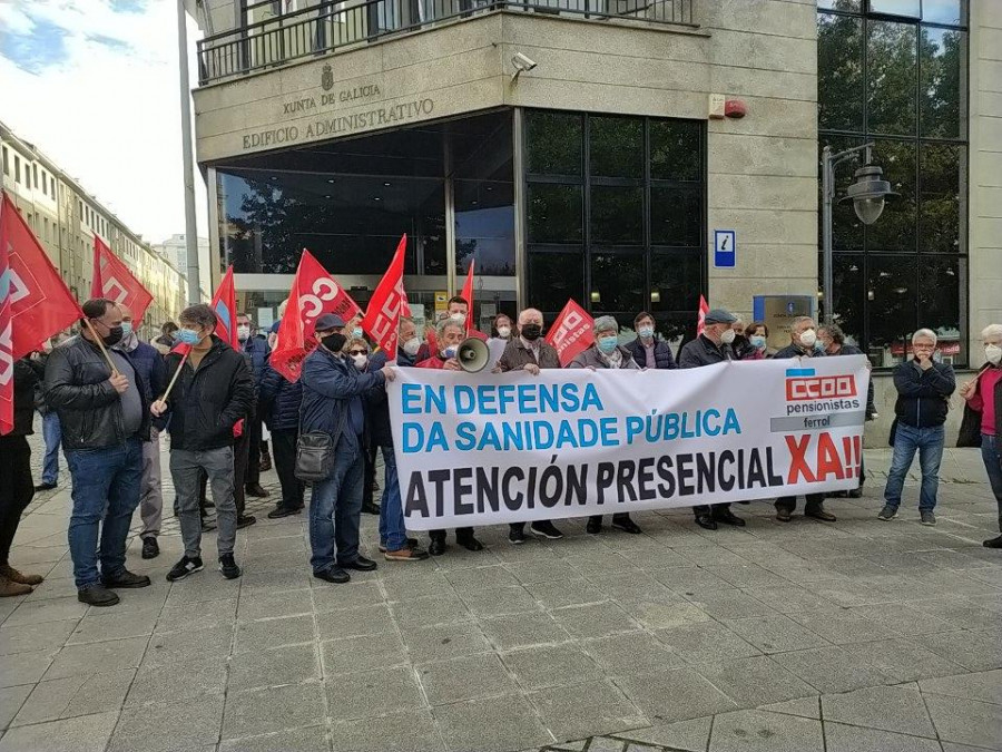 Medio centenar de vecinos de Ferrol exigen ante la Xunta una mejora en la Atención Primaria