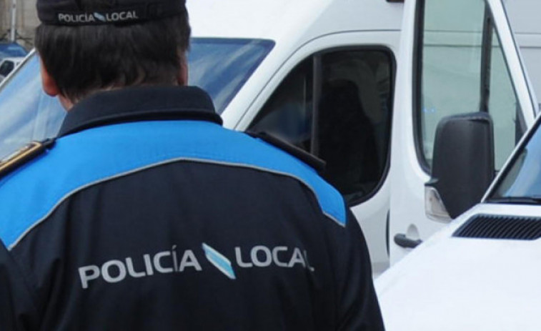 Entrega a la Policía Local de Torrox una bolsa con casi 3.000 euros que encontró en la calle