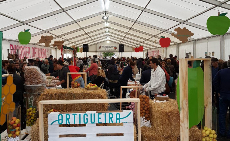 Artesanía, degustaciones y charlas en el marco de la Feira do Mel e da Mazá de Ortigueira