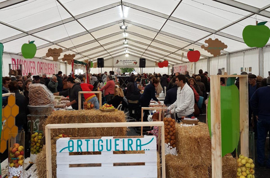 Artesanía, degustaciones y charlas en el marco de la Feira do Mel e da Mazá de Ortigueira