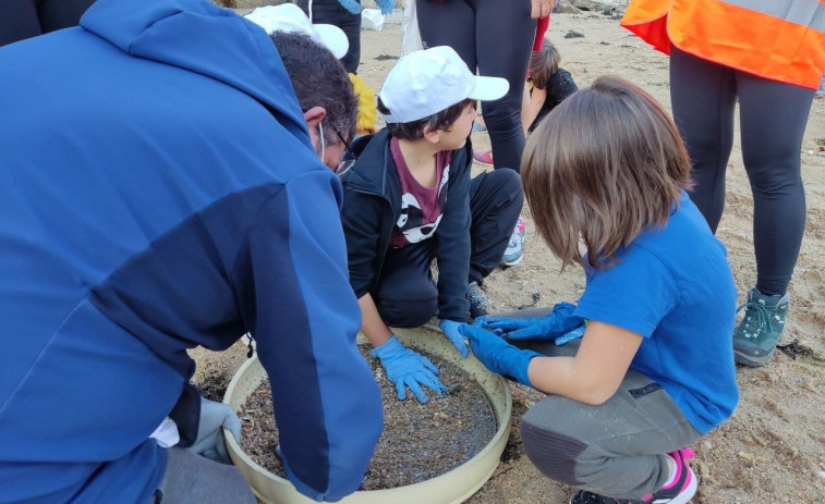 Una treintena de personas se unieron a la recogida de plásticos del proyecto Ártabro Inclusivo