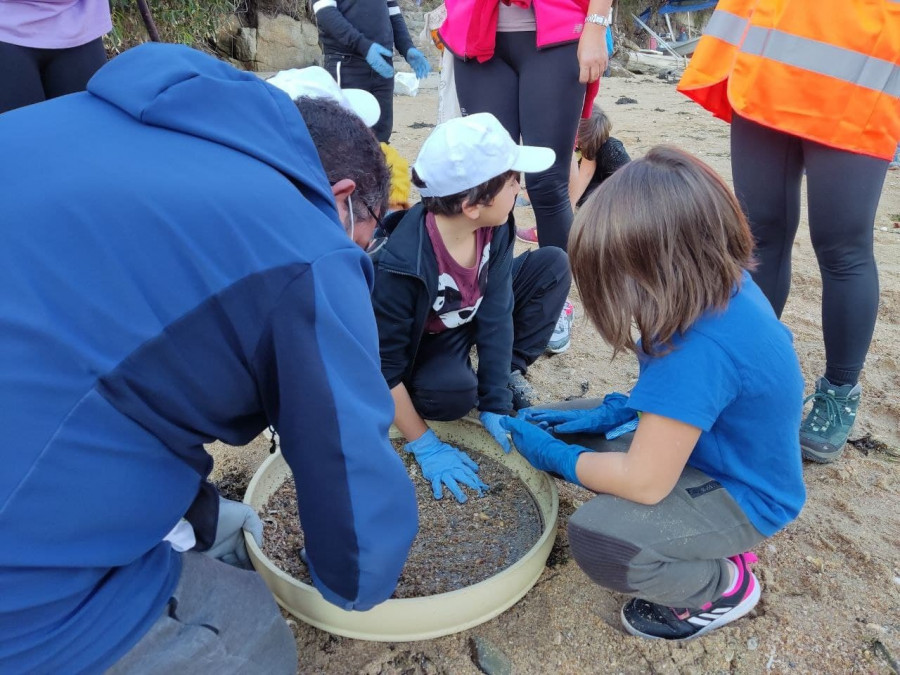 Una treintena de personas se unieron a la recogida de plásticos del proyecto Ártabro Inclusivo