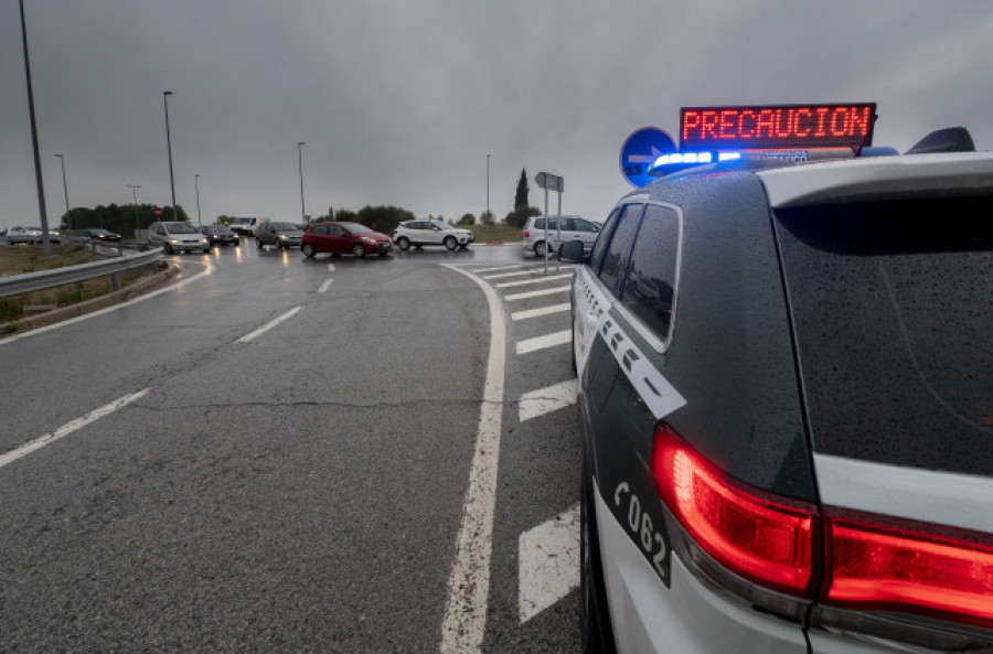 Una mujer sufre una salida de vía en Valdoviño y pide ayuda al 112 desde su coche volcado