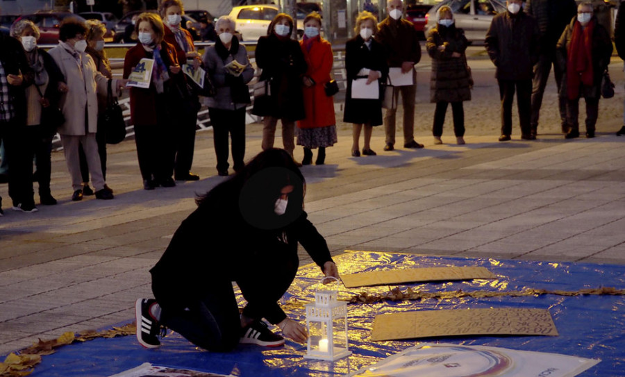 Más de un centenar de personas participaron en el círculo de silencio por el día de la pobreza