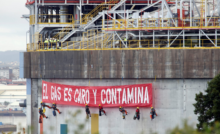 Doce detenidos tras la protesta de Greenpeace en la planta de gas de Reganosa