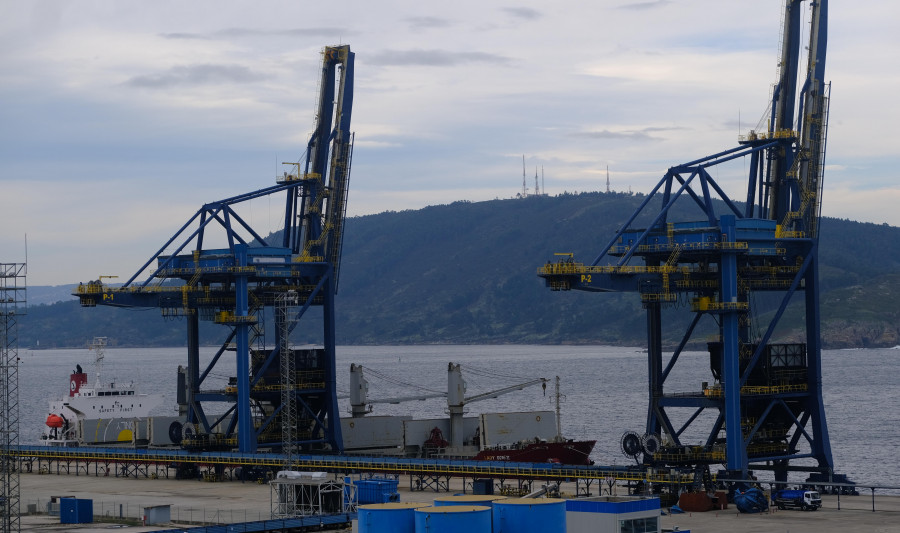 Comienza el traslado de carbón desde Caneliñas de Ferrol hasta la central de As Pontes