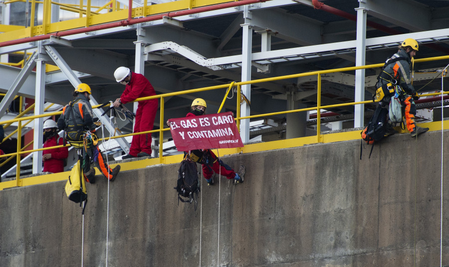 Veinte activistas de Greenpeace liberados tras poner pancarta en Reganosa