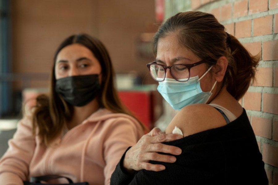 España acuerda proponer la tercera dosis de la vacuna para mayores de 60 años y personal sanitario