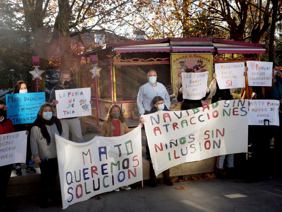 Los feriantes se plantan en el Concello para reclamar atracciones en el Cantón por Navidad