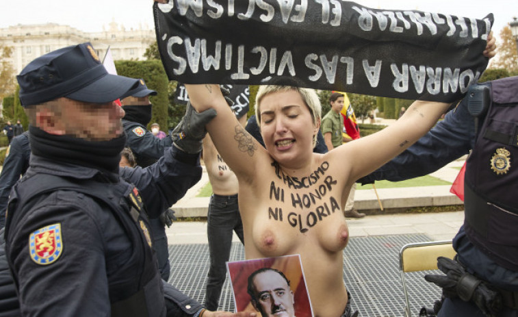 Un grupo de activistas de Femen vuelven a irrumpir en el acto franquista del 20N