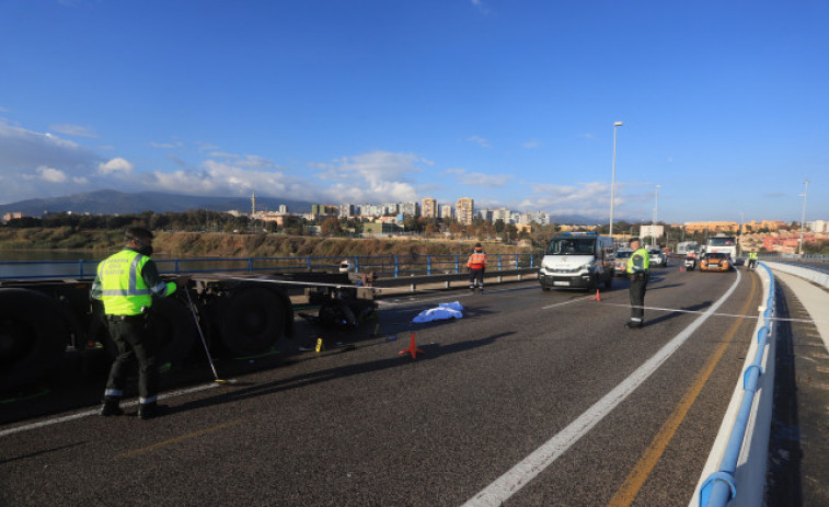 Muere un motorista al chocar con un camión retenido por la huelga del metal