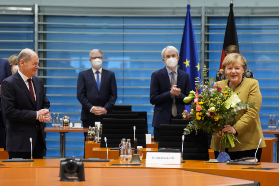 Los ministros homenajean a Merkel en el que podría ser su último Consejo de Ministros