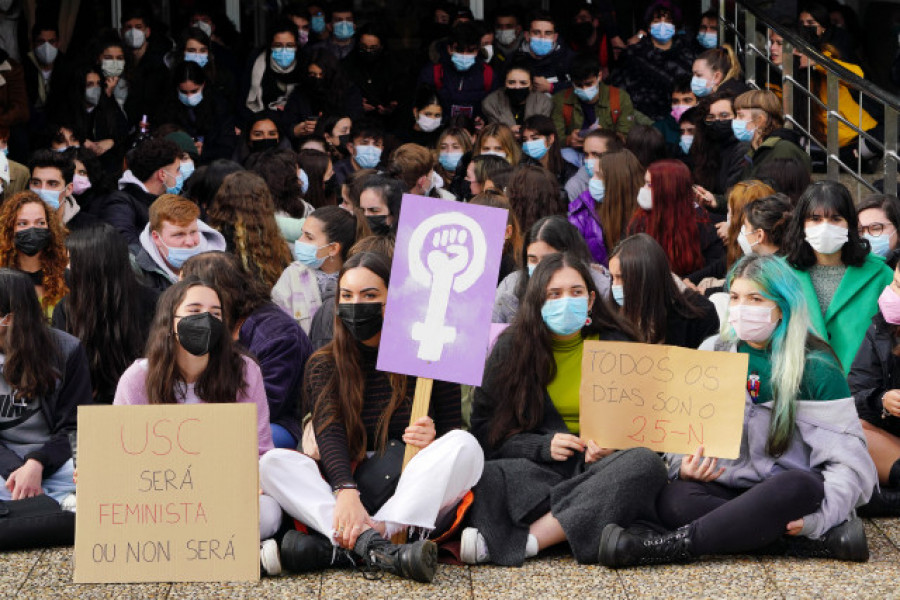 Decenas de jóvenes claman contra los casos de acoso en la USC y protagonizan una sentada en la facultad de Políticas