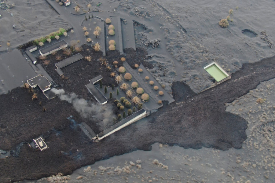 La nueva colada destruye varias viviendas, un cementerio y un campo de placas solares en La Palma