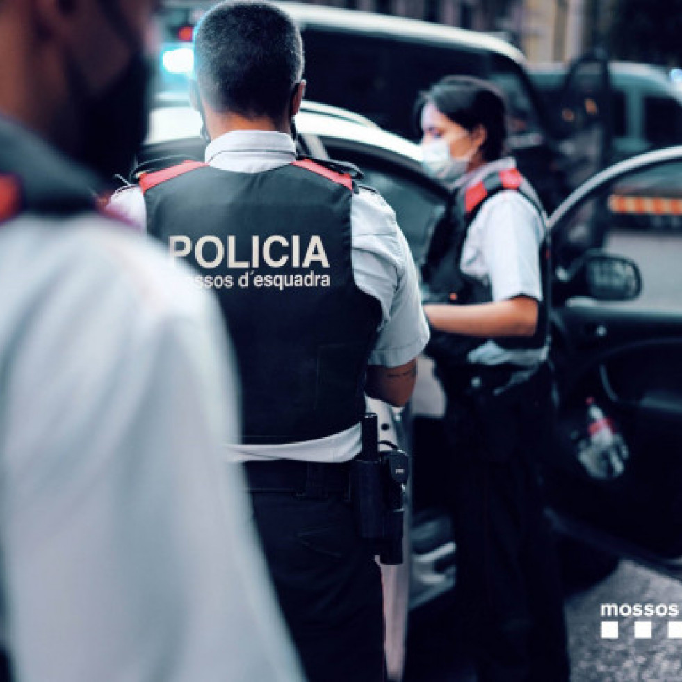Detienen en Barcelona a una mujer por dejar sola a su hija, que casi se ahoga en la piscina