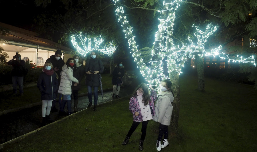 Cientos de personas participan en el encendido del alumbrado de Narón