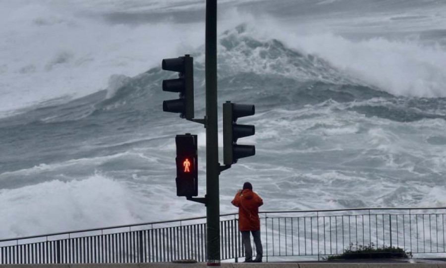 Activan la alerta naranja por temporal costero esta noche en el litoral de A Coruña y Lugo