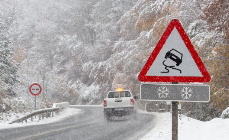 El temporal de nieve causa problemas de tráfico en el norte del país en pleno puente
