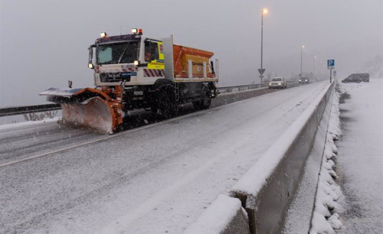 La DGT insta a los que se encuentren en la mitad norte de España a adelantar su regreso ante las nevadas del miércoles