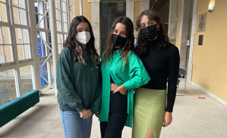 Tres alumnas de Moda del Campus de Ferrol ganan el concurso “Móvete polos ODS”
