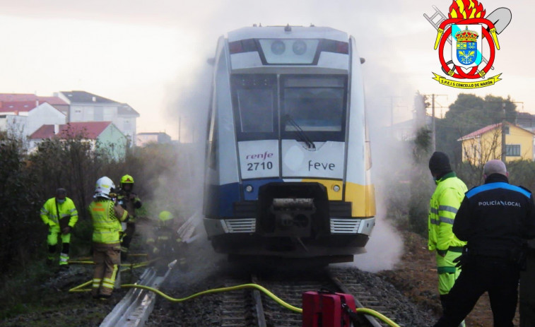 Desalojan a 10 pasajeros tras incendiarse un tren en Narón