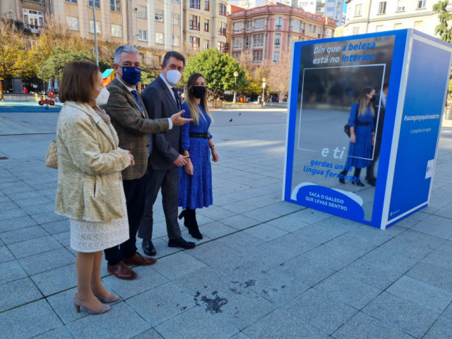 Grandes espellos nas cidades de Galicia para animar os mozos a falar galego