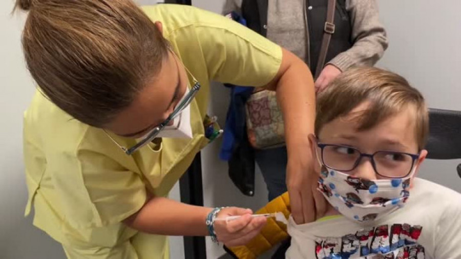 Emoción y nervios en el primer día de vacunación de los niños gallegos, que quieren volver a la "normalidad"