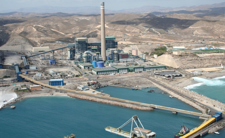 Endesa desconecta su central térmica de Almería, con lo que solo queda en funcionamiento  la de As Pontes
