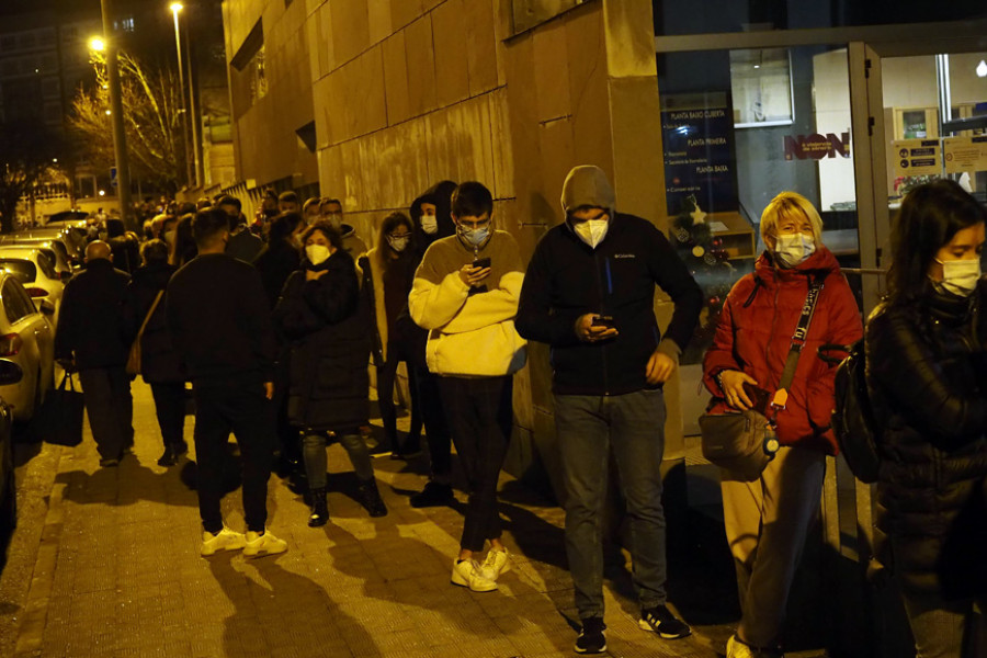 Largas colas en la primera jornada de test de antígenos gratuitos