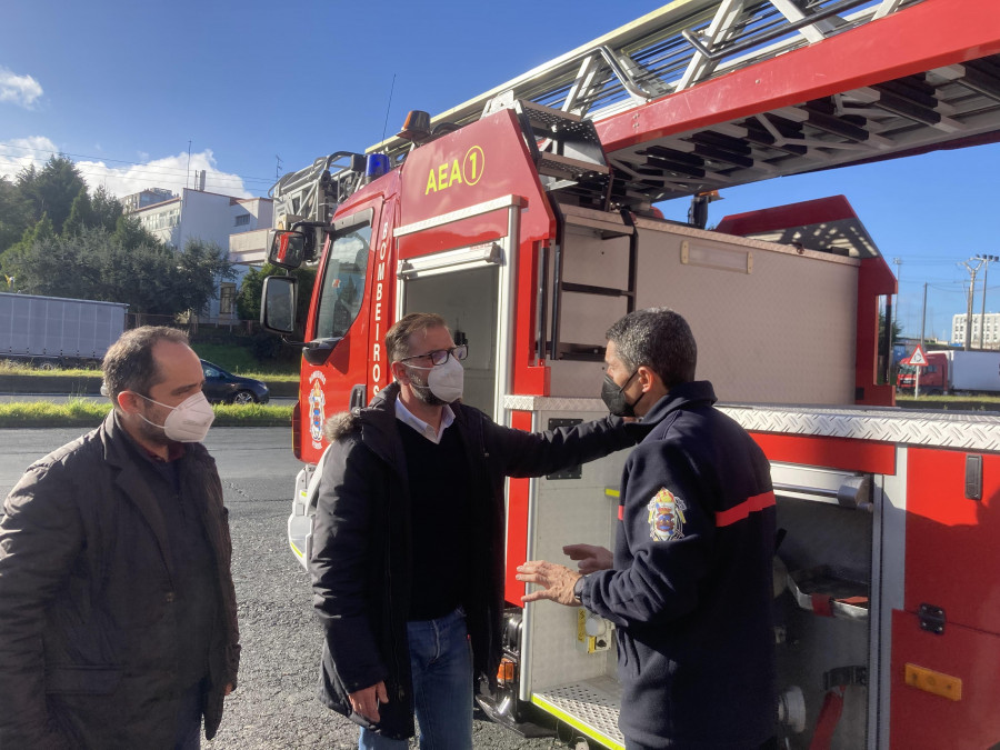 El Concello hace entrega a los Bomberos de Ferrol del nuevo camión con autoescalera