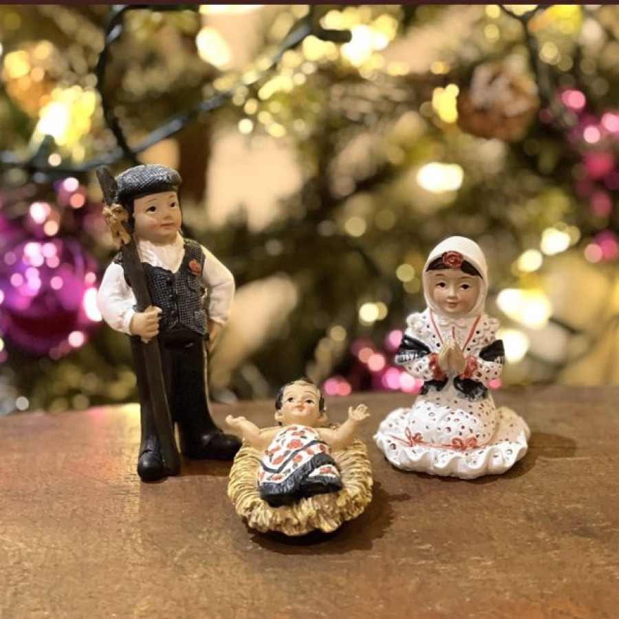 Almeida felicita la Navidad desde su confinamiento con un Belén con la Virgen, San José y el Niño en versión chulapos