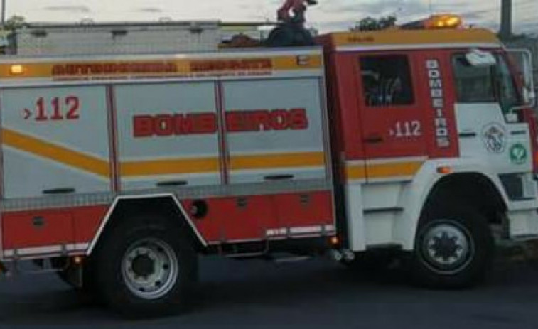 Retiran escombros de una vivienda calcinada en Viveiro para descartar fallecidos