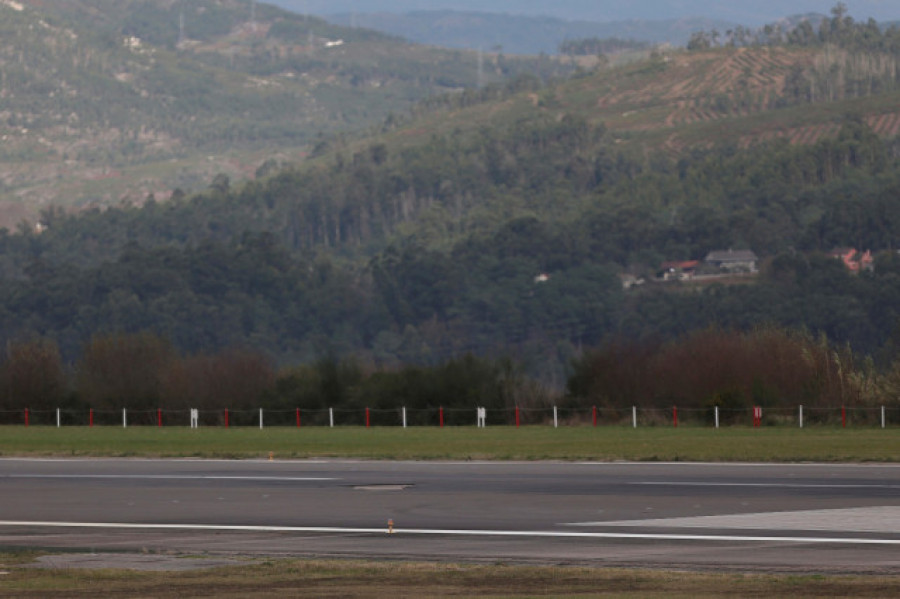 El aeropuerto de Vigo, inoperativo por un socavón en la pista, podría reabrir el próximo lunes