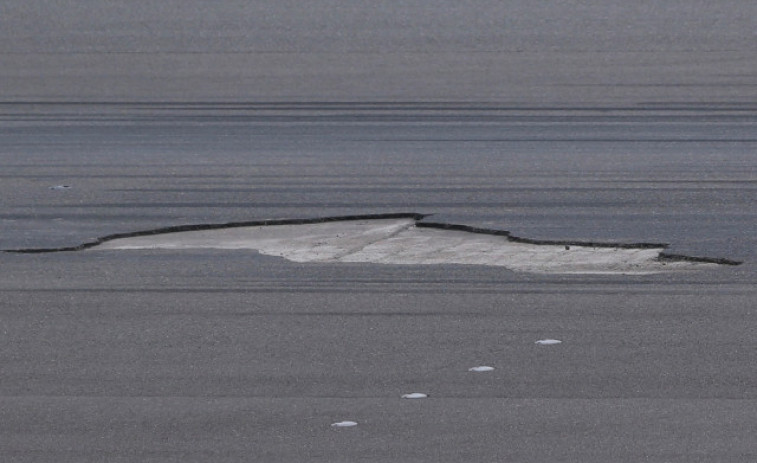 El aeropuerto de Vigo vuelve a estar operativo tras reparar el socavón que había en la pista