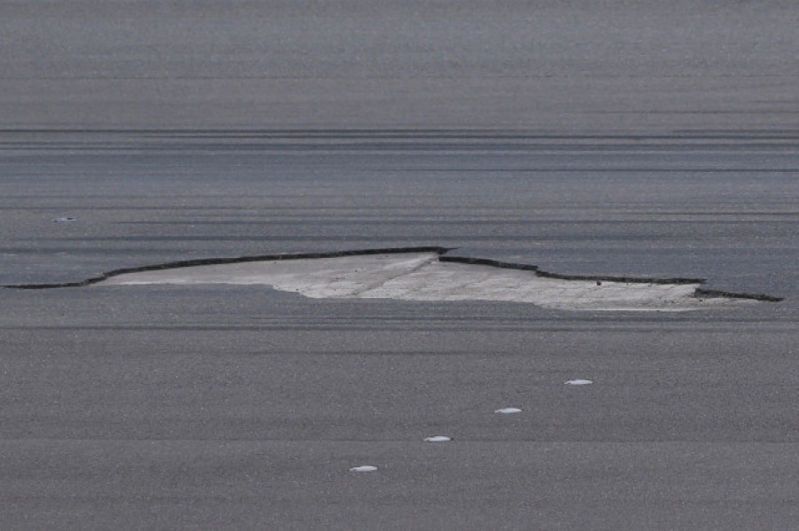El aeropuerto de Vigo vuelve a estar operativo tras reparar el socavón que había en la pista