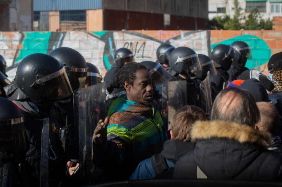 Ejecutado el desalojo de una nave de Badalona ocupada por más de cien inmigrantes