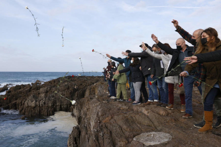 El último homenaje a Ramón Sampedro en As Furnas, la playa de su fatal caída