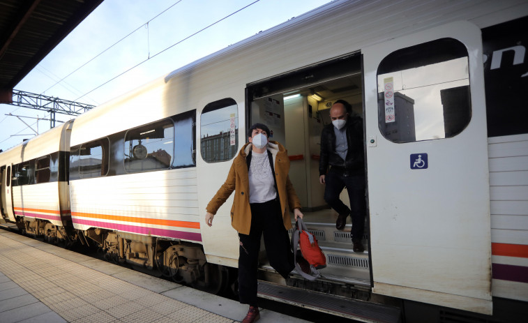 Ana Pontón viaxa en tren entre Ferrol e A Coruña para reclamar melloras neste transporte