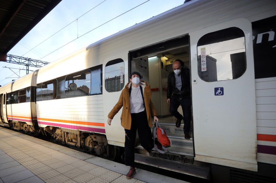 Ana Pontón viaxa en tren entre Ferrol e A Coruña para reclamar melloras neste transporte