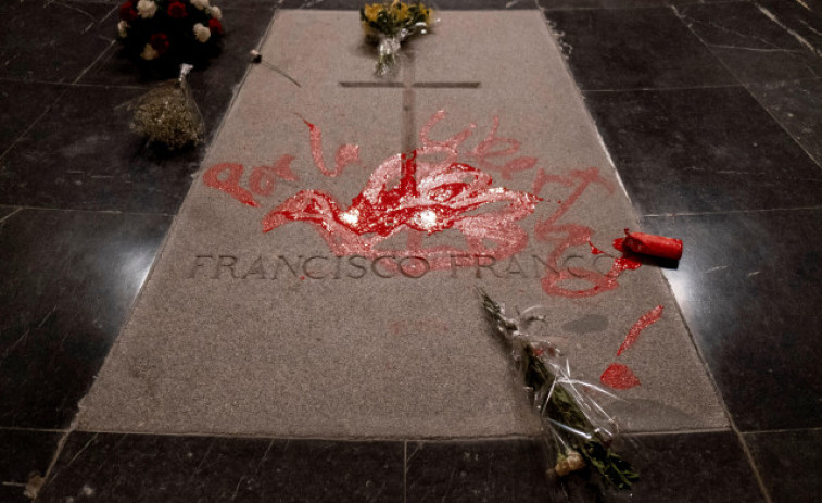 Absuelto el artista que pintó en la tumba de Franco en el Valle de los Caídos