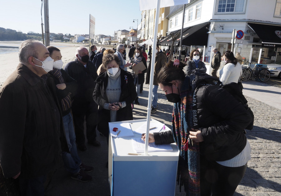 La Xunta amplía desde hoy los servicios de autobuses, aunque continúan las protestas