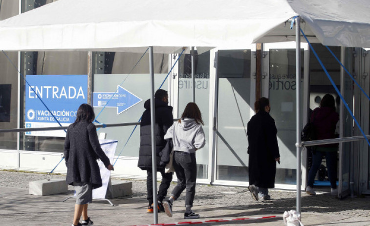 Galicia reduce más de un 20 % los casos covid y los contagios en una semana