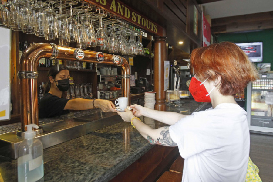 Vuelven las barras, más horario en hostelería y ocio nocturno sin restricciones de reunión nocturna en Galicia