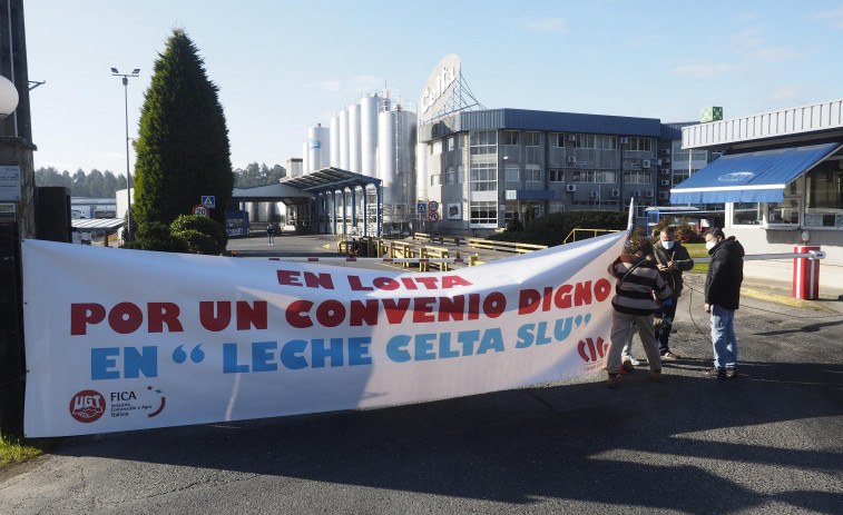 Pontedeume apoya al plantel de Leche Celta ante sus protestas