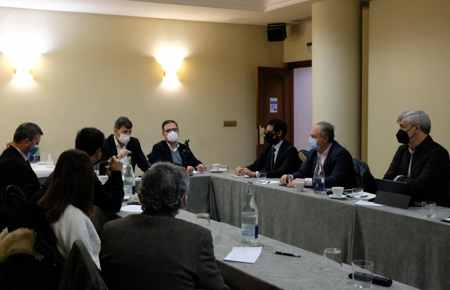La patronal gallega se reúne en Ferrol para abordar el nuevo marco europeo de renovables